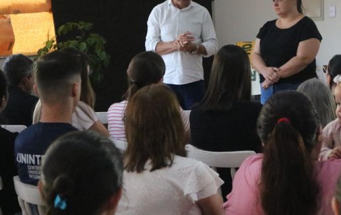 Secretária de saúde entrega tablets para agentes comunitários