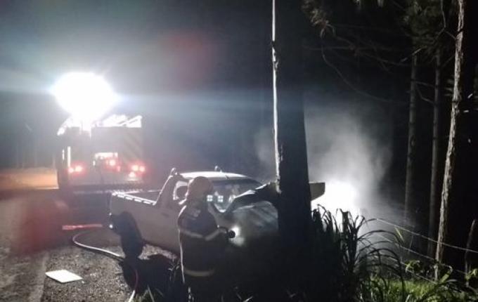 Princípio de incêndio atinge veículo depois de bater em árvore na SC-305