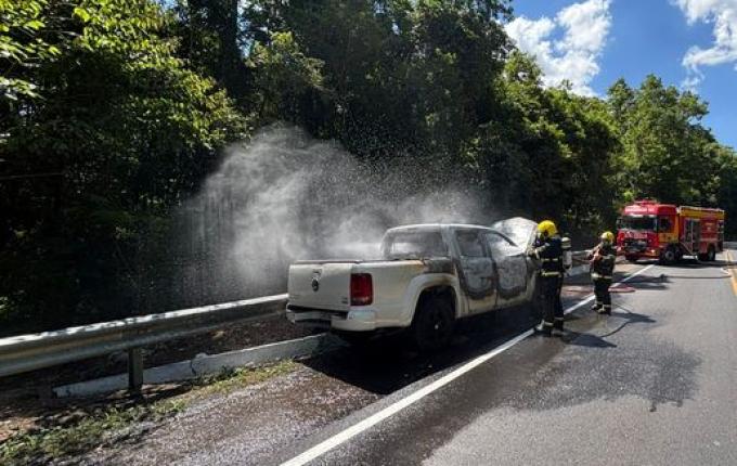 Caminhonete pega fogo no interior de Cunha Porã