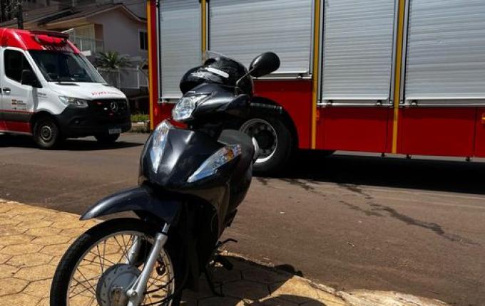 Mulher fica ferida em colisão entre caminhão e motocicleta em São Miguel do Oeste