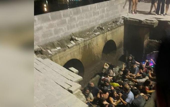 Calçada desaba e pessoas caem em rio durante evento de Natal; assista ao vídeo