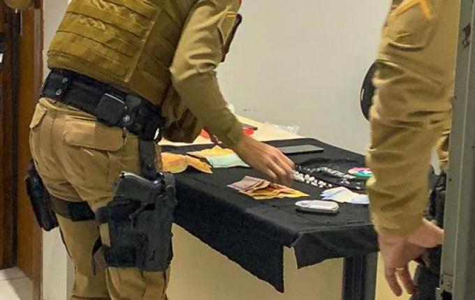 PM apreende suspeitos de tráfico com drogas a caminho de festa em SMOeste