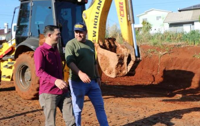 Prefeitura investe mais de R$ 600 mil em asfalto e calçamento