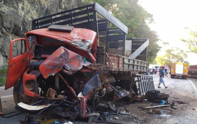 Colisão entre caminhão e carreta de Guaraciaba deixa três feridos na BR-282