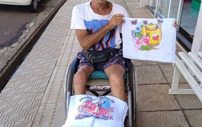 Cadeirante viaja o Brasil vendendo panos de prato