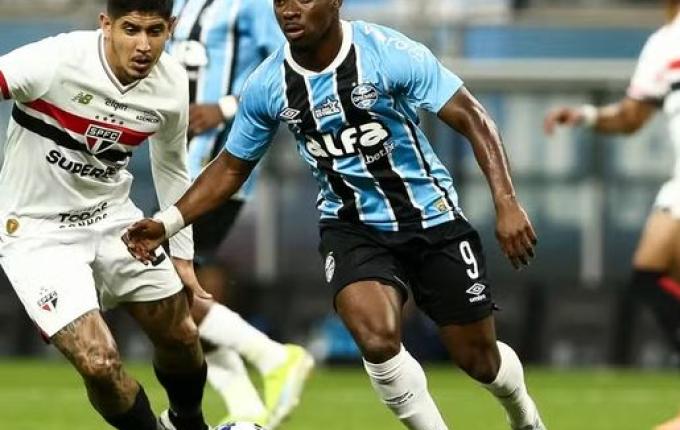 Grêmio vence o São Paulo por 2 a 0 e sobe na tabela do Brasileirão
