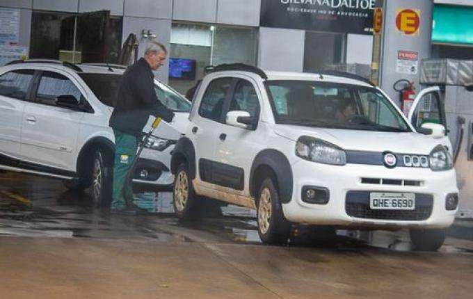 Temor de falta de gasolina causa fila em postos de SMOeste