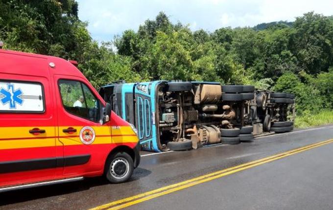 Motorista cochila ao volante e caminhão tomba na SC-161 em Romelândia