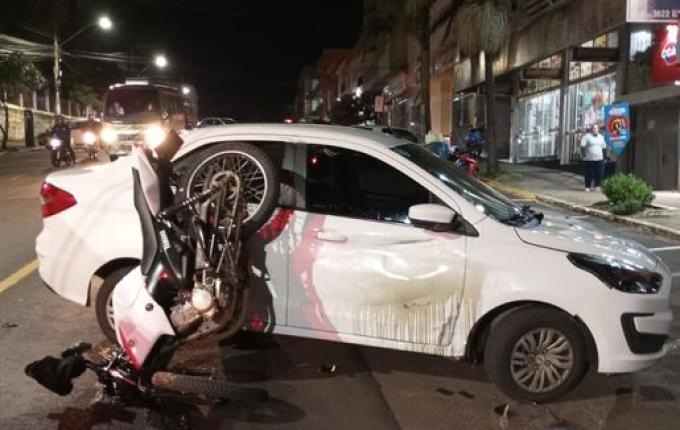 Moto fica pendurada em carro após colisão no centro de São Miguel do Oeste