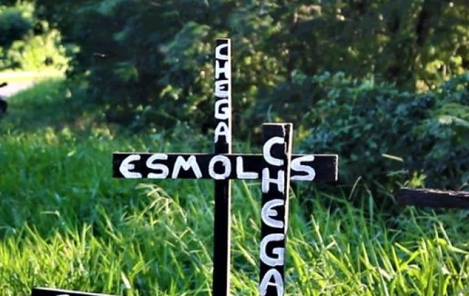 Chega de Esmolas fixa cruzes na BR-282 em Iraceminha