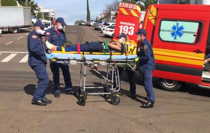 VÍDEO: Colisão entre carro e moto deixa jovem ferido em SMO