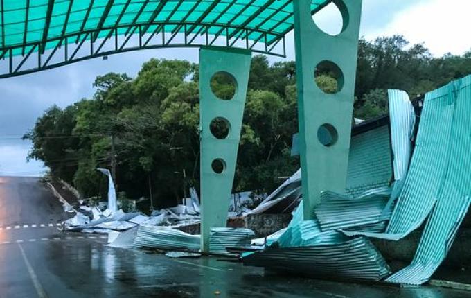 Confira algumas imagens após passagem de tornado em Descanso