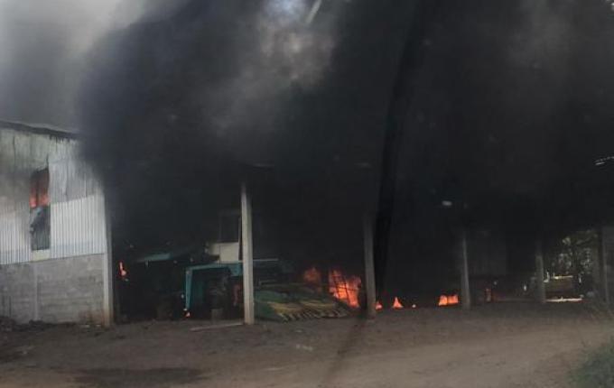 Incêndio de grandes proporções atinge galpão com maquinários no interior
