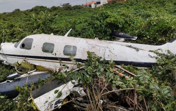 Avião de pequeno porte com dois ocupantes cai em praia no litoral de Santa Catarina