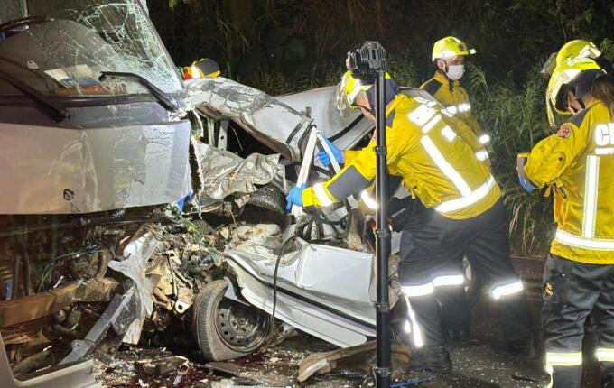 Homem morre em colisão entre carro e micro-ônibus na SC-496, em Descanso