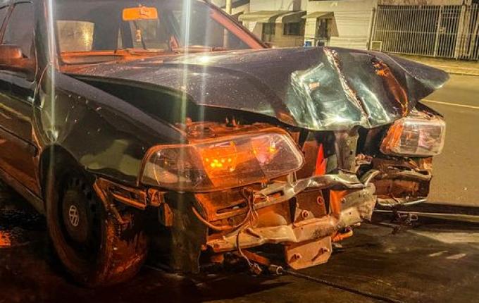 Condutor colide com carro em empresa de São Miguel do Oeste; vídeo