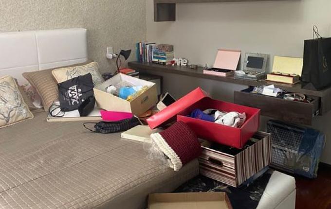 VÍDEOS: Criminosos arrombam casa e levam dinheiro, joias e roupas em SMOeste