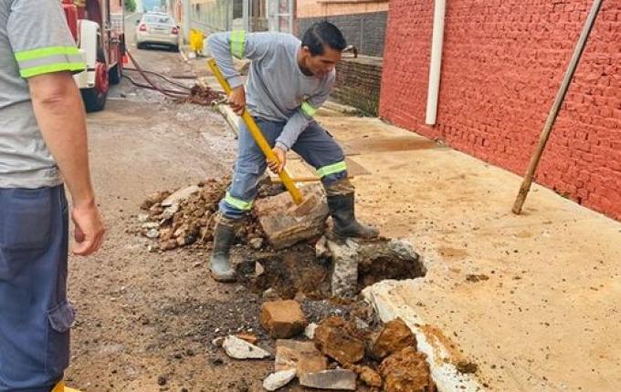 Tubulação apresenta problemas no centro de Itapiranga