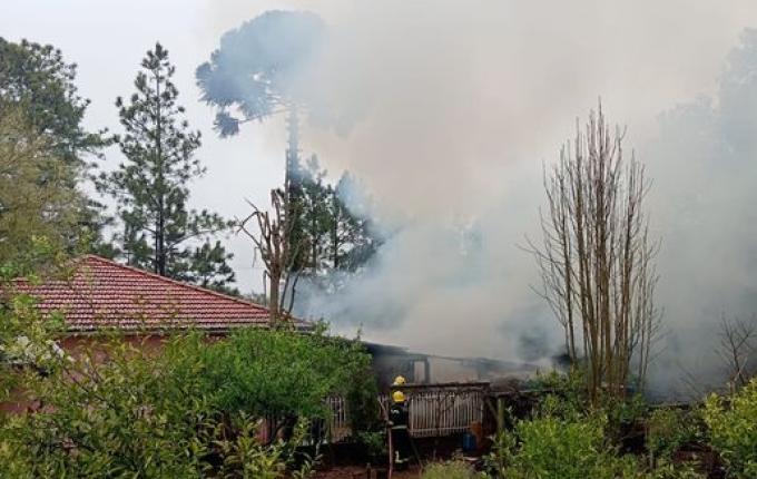 Incêndio atinge depósito nos fundos de residência em São José do Cedro
