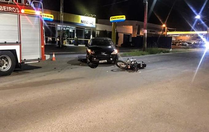Colisão entre carro e moto deixa homem ferido na Willy Barth
