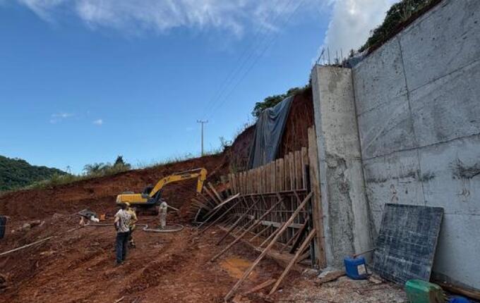Deslizamento deixa três trabalhadores soterrados em Joaçaba