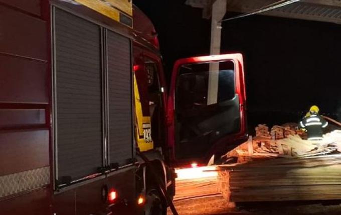 Princípio de incêndio atinge madeireira no interior de Palmitos