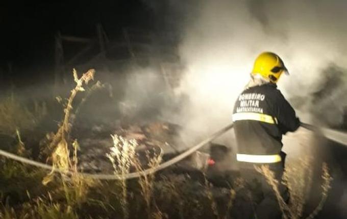 Casa de madeira é destruída por incêndio no interior de Riqueza