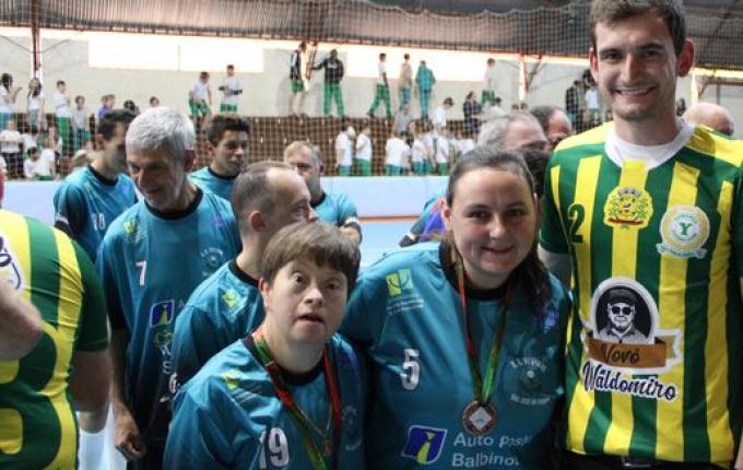 União em quadra: Vereadores e atletas da APAE celebram a inclusão em partida de futsal