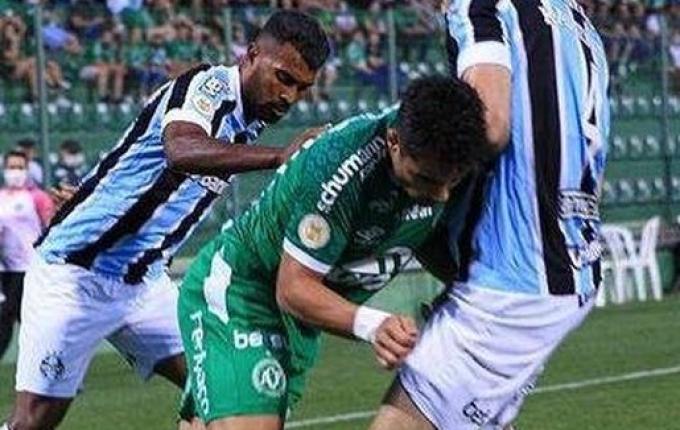 Grêmio bate a Chapecoense por 3 a 1 e segue vivo no Brasileirão