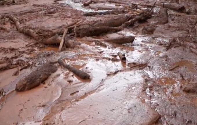 Bombeiros buscam por 47 desaparecidos após chuva causar estragos em MG; 23 morreram