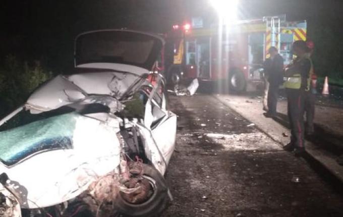Colisão frontal entre carro e carreta resulta em duas mortes na BR-158