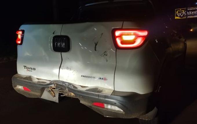 Colisão traseira entre camionete e moto deixa duas pessoas feridas na BR-163