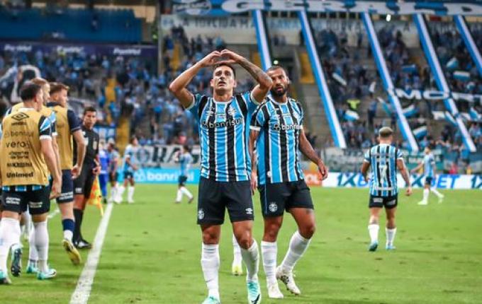 Grêmio supera o Athletico na Arena e se recupera no Brasileirão