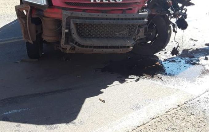 Após colisão contra caminhão, caminhonete colide em carros estacionados e para sobre outro veículo