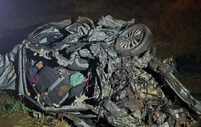 Cinco mortos em acidente entre carro e caminhão na PR-180