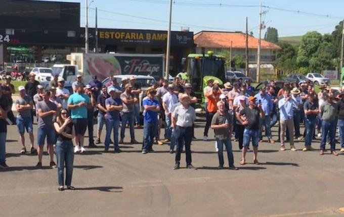 Produtores de SC protestam contra crise do leite e ameaçam deixar setor