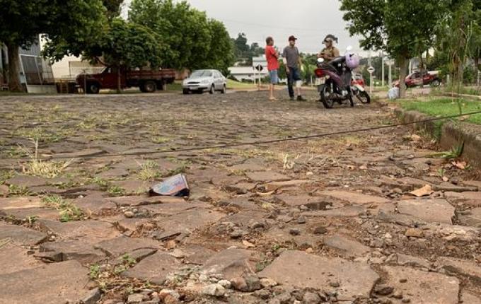 Motociclista fica ferido após se enroscar em fio de internet solto