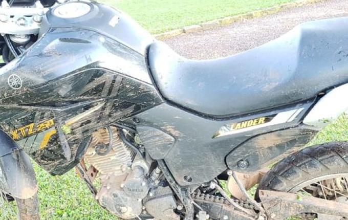 Moto colide em fiação sobre a pista e duas pessoas ficam feridas em acidente na SC 163