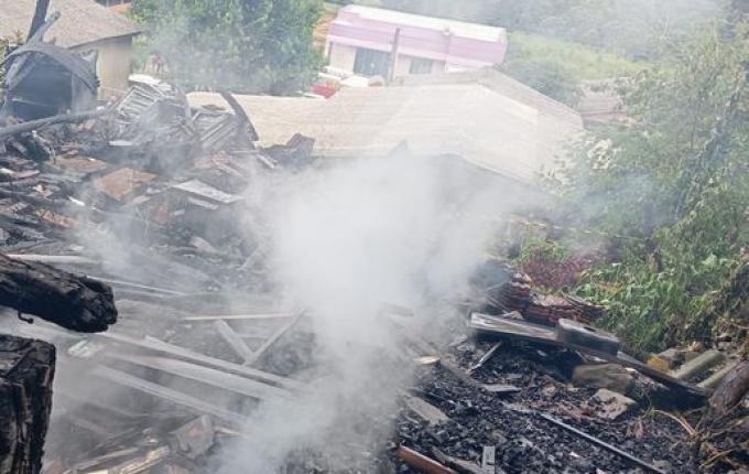 Incêndio destrói paiol utilizado para guardar ferramentas em Saltinho