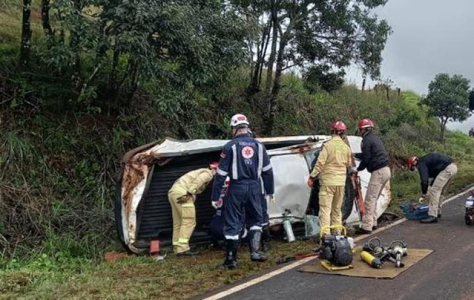 Condutor de Campo Erê fica ferido em capotamento na PR-180