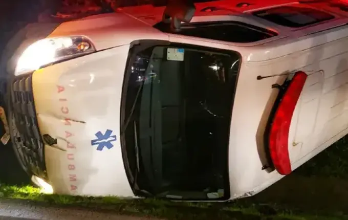 Jovem embriagado é preso após furtar e capotar ambulância em Pouso Novo