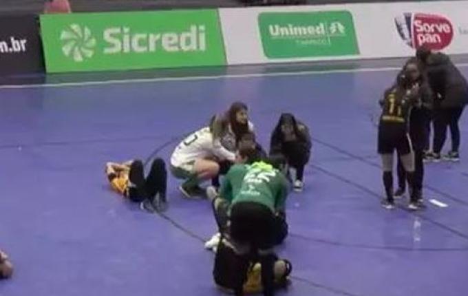 VÍDEO: Atletas descobrem morte de jogadora em quadra após partida em SC
