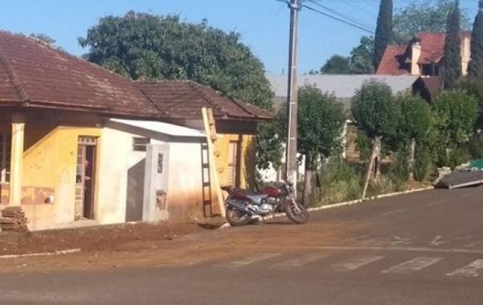 Primeira casa de alvenaria construída em São José do Cedro passa por restauração