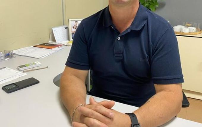 Descanso recebe doação de cadeiras e computadores da Alesc