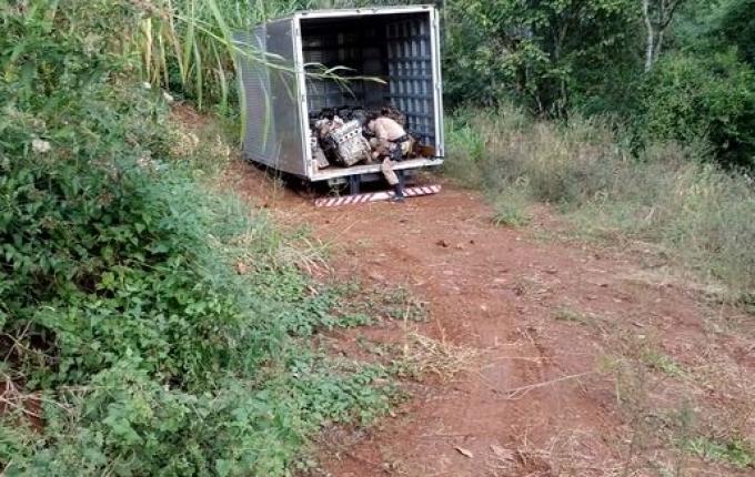 Polícia encontra 21 motores escondidos em baú de caminhão em Descanso