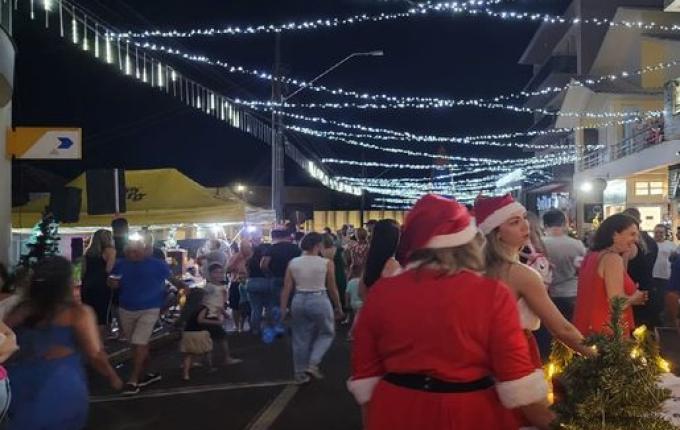 Acionamento das luzes de natal na rua Independência reúne grande público