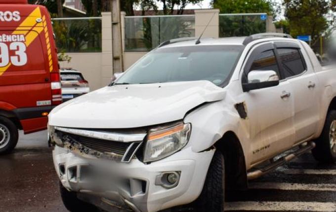 Colisão entre carro e caminhonete deixa mulher ferida em São Miguel do Oeste