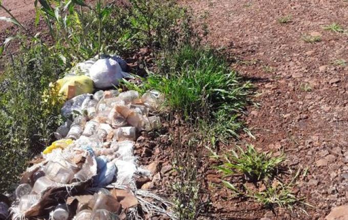 Moradores denunciam lixo jogado por outras pessoas na entrada da propriedade