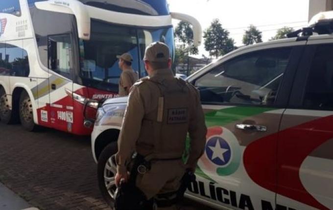 Ônibus de SMOeste com 40 passageiros chega da Bahia sob escolta no Oeste