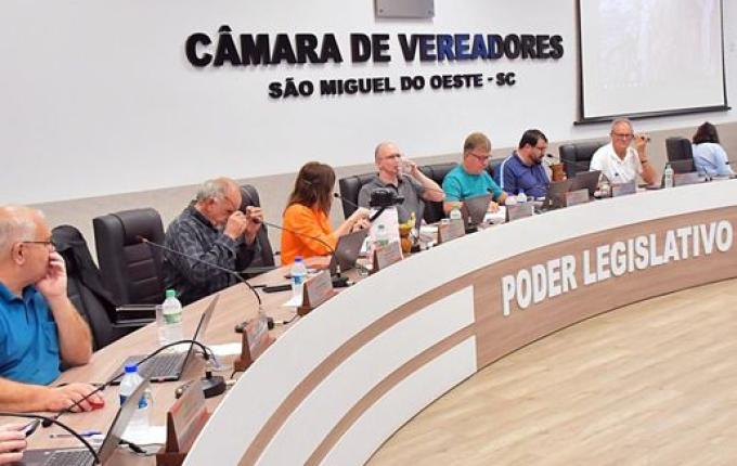 Vereadores derrubam vetos do prefeito à projetos aprovados na Câmara